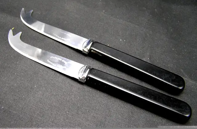 Large Cheese Board with 2 Slabs of Slate & 2 Knives in Kitchen & Dining Wares in Oshawa / Durham Region - Image 5