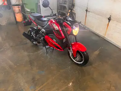 Scooter 2024 AR50 Avec seulement 1 ans 1/2 usure Kit Big Bore installer du concessionnaire Très effi...