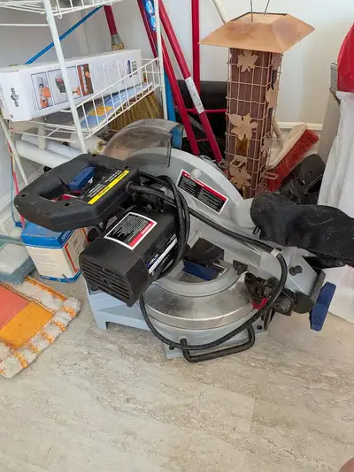 Delta mitre saw for 10" blades. Hardly used (for moulding only).