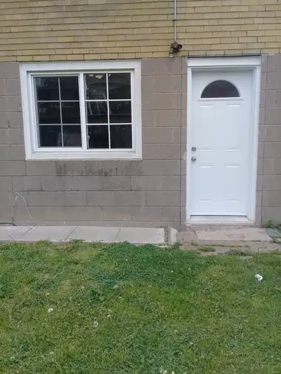 Furnished share room for MALE from Aug 1 in Scarborough Rent: $425/person Big window, Ground level A...