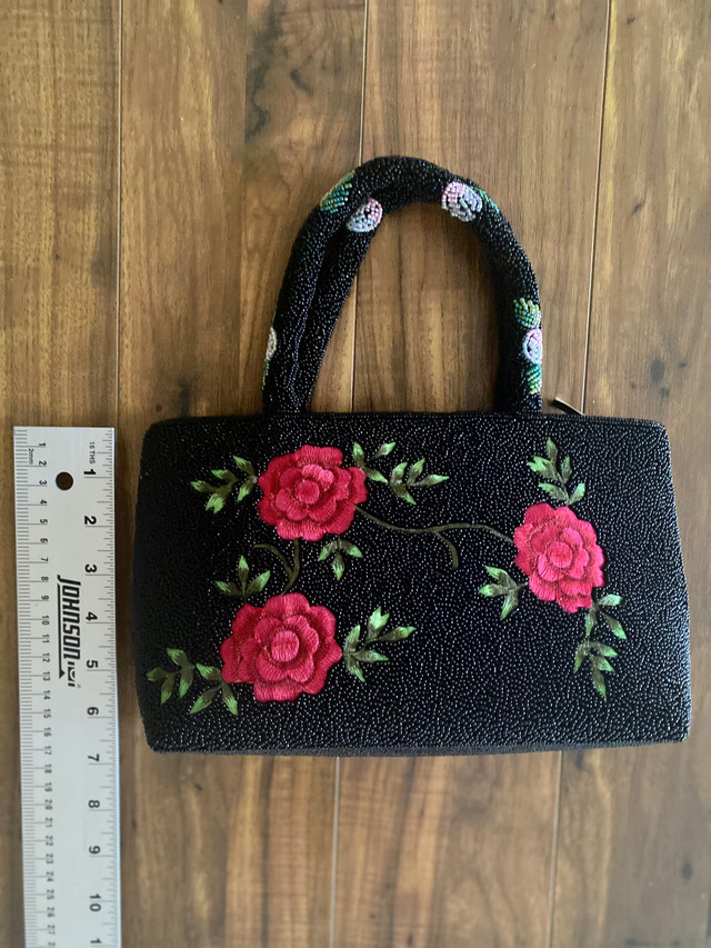 Vintage Embroidered beaded handbag  in Women's - Bags & Wallets in Delta/Surrey/Langley - Image 2