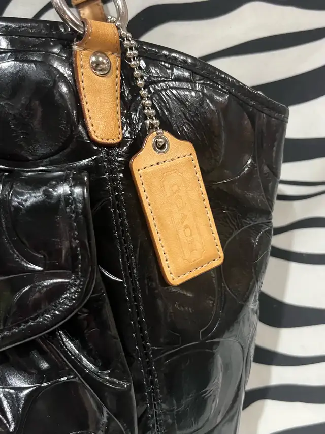 Black Vintage Coach Bag in Women's - Bags & Wallets in City of Toronto - Image 6