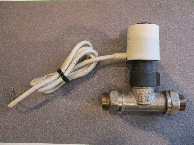 Danfoss TWA-A NC 088H3110 24 Volt Actuator + 013G8042 Valve. in Heating, Cooling & Air in Calgary - Image 3