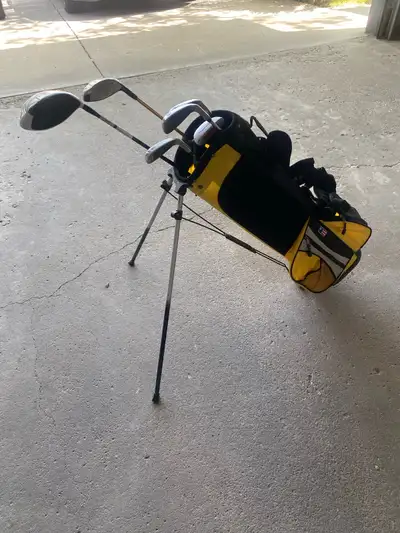 Excellent condition. Golf family, well taken car of. 6 pcs: PW, 6,8, 3W, Driver, Putter. Includes US...
