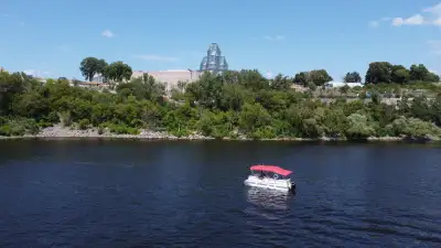 Ponton à vendre incluant la remorque (en X) entièrement reconditionné (pneus neufs, crochets changés...