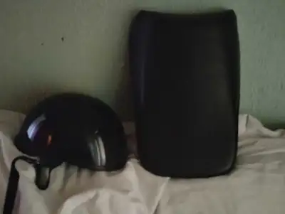 Casque et banc arrière pour moto 30$ pour les deux en très bonne état