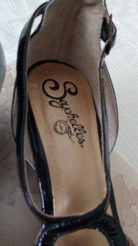Size 8 SEYCHELLES Black Patent Wedge Sandal