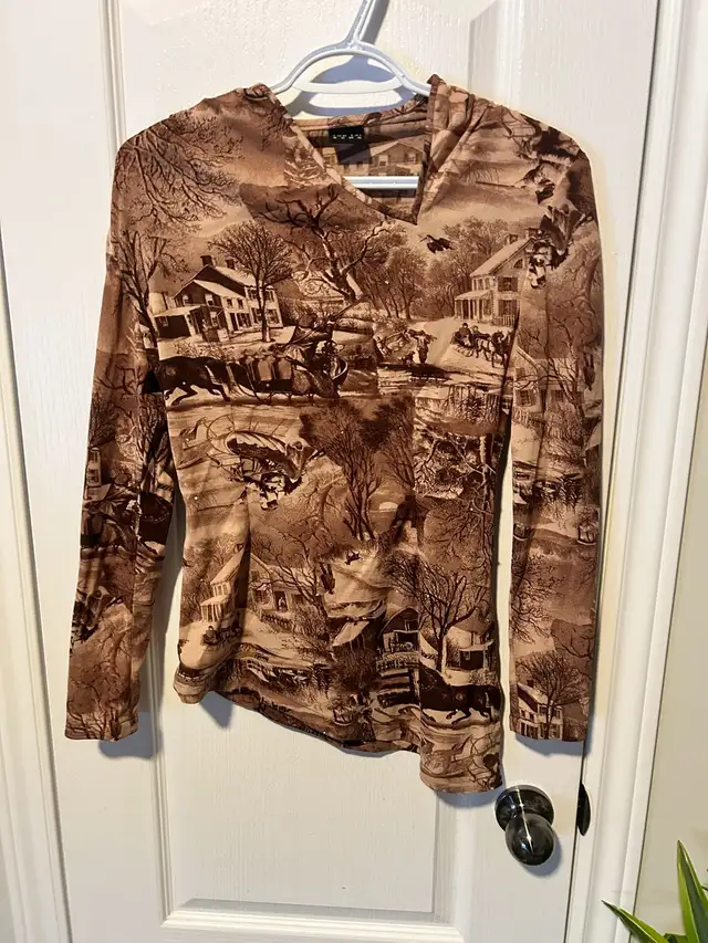 Vintage horse longsleeve (fits like a small/medium) in Women's - Tops & Outerwear in Barrie - Image 3