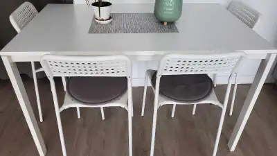 Table + 4 chaises + 4 coussins gris = COMME NEU