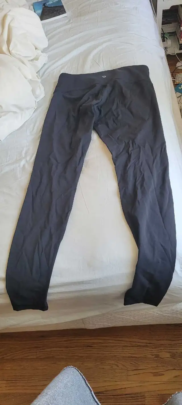 Lululemon small leggings in Women's - Bottoms in City of Toronto - Image 3