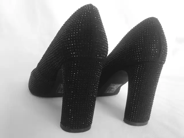 Black High Heels Sparking Shoes Women Pointed-toes Pump in Women's - Shoes in City of Toronto - Image 5