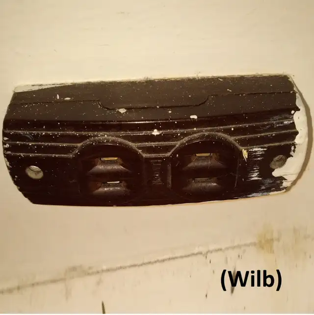 Vintage Art Deco Surface Receptacle - Leviton, Brown, 2-Prong in Arts & Collectibles in Markham / York Region - Image 4
