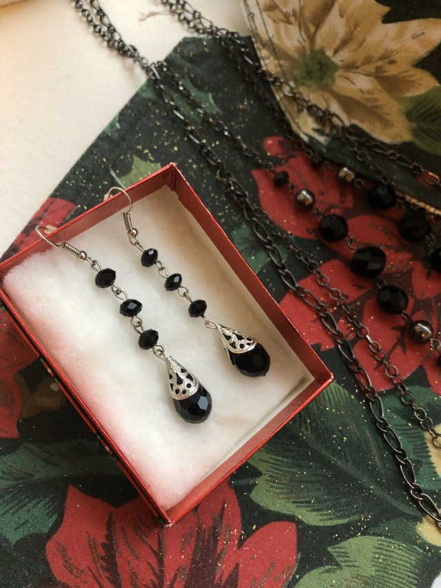 New Long Classy Black Necklace & Matching Earrings and Gift Box dans Femmes - Autre  à Kingston - Image 2