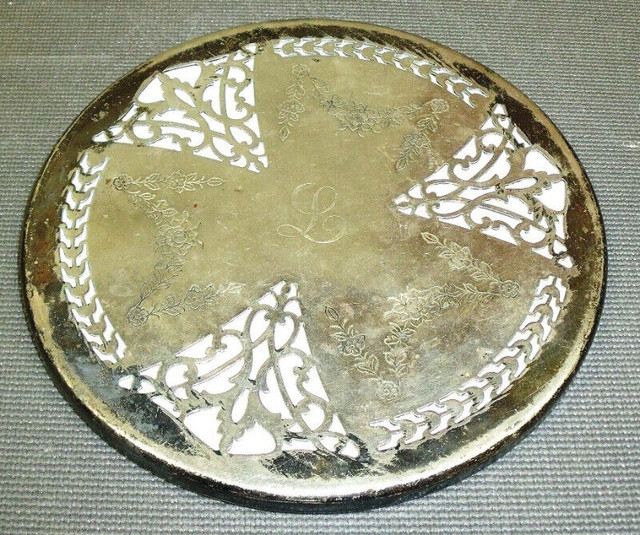 VINTAGE SILVER PLATED TRIVET 6" WIDE in Arts & Collectibles in Lethbridge - Image 2