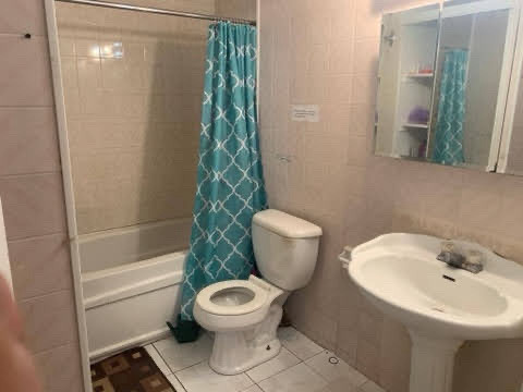 Private room (girls only) in Room Rentals & Roommates in Mississauga / Peel Region - Image 4