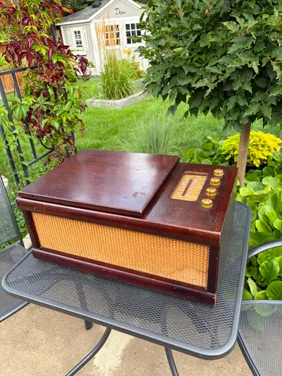 Vintage Fleetwood Radio/ Phonograph Model 6-50, View more