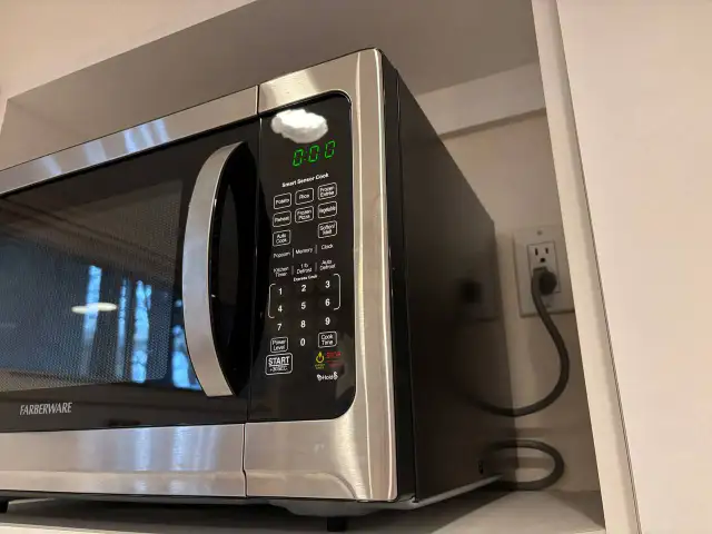 Farberware Countertop Microwave – 1000W, 1.2 cu ft in Microwaves & Cookers in City of Toronto - Image 4