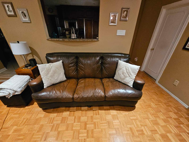 Brown Leather Sofa dans Sofas et futons  à Ville de Montréal - Image 3