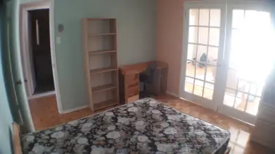 (English translation will follow below) Une chambre meublée, grande et propre, dans un duplex, avec...