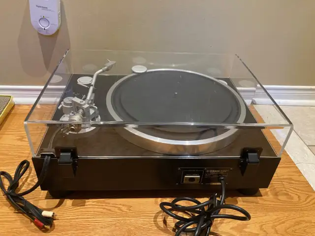 Yamaha GT-2000 top model turntable in excellent condition in Stereo Systems & Home Theatre in Mississauga / Peel Region - Image 11