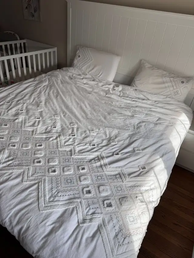 Brunelli duvet cover and 2 pillow case - queen size.  in Bedding in Ottawa - Image 2