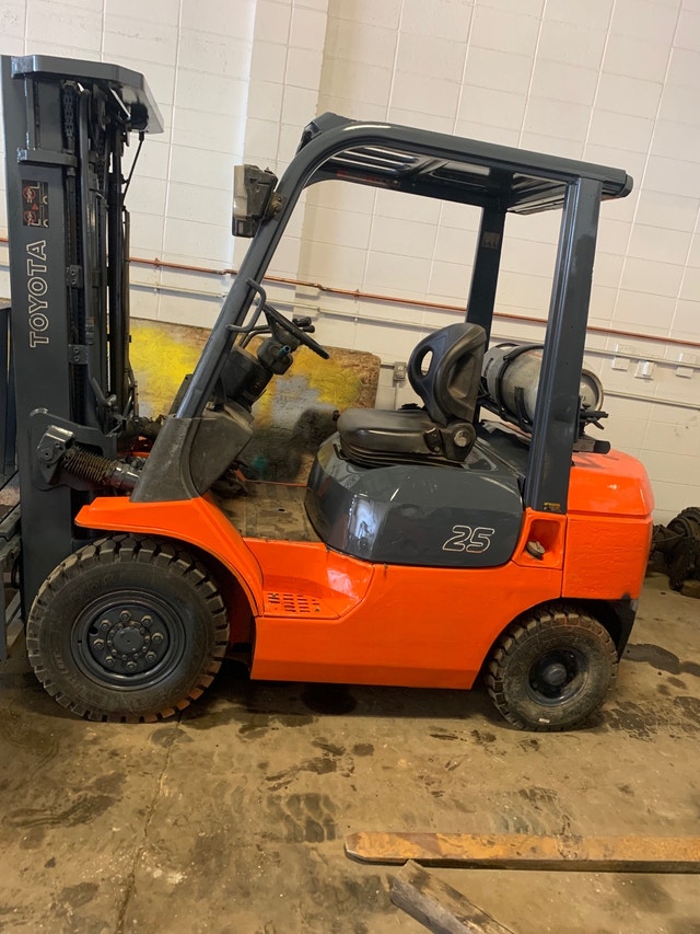 Toyota forklift fg25 Heavy Equipment Edmonton Kijiji