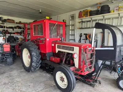 Tracteur International 1963 avec Cabine. (5547 heures de fait). force de moteur: 40 forces. Va très...