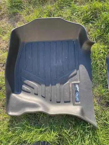 07-14 YUKON XL/SUBURBAN rubber floor mats in Other Parts & Accessories in Brantford - Image 4