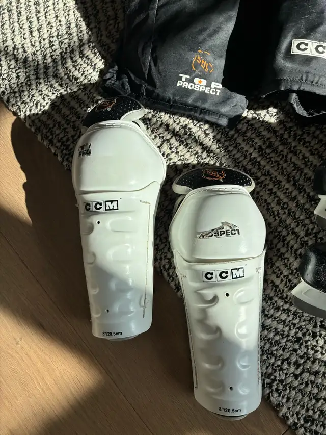 Youth Hockey Equipment in Hockey in Hamilton - Image 3