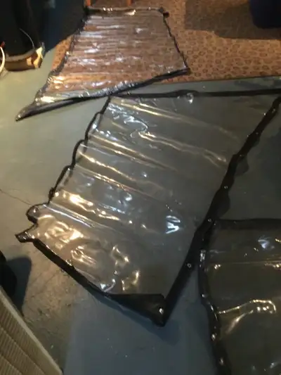 Je vends un ensemble de rideaux pour un bateau Regal 2665 de 2004. Toît campeur Visière avant Rideau...