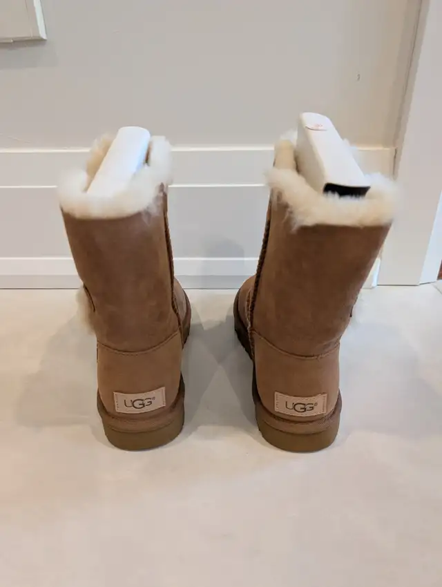 NIB UGG Australia Bailey Button II Chestnut Boots Size 6 in Women's - Shoes in Markham / York Region - Image 5