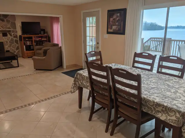 Escape to Ruby: Your Luxurious Puslinch Lake Paradise! in Ontario in Canada - Image 4