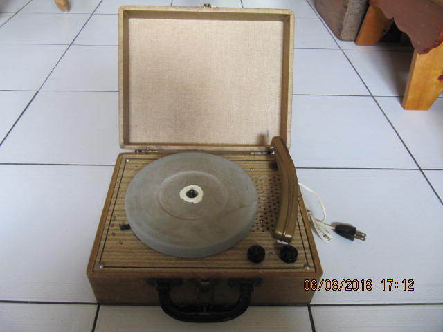 Classic Brand&Millen  Limited Electronic Phonograph Cir 1950-60s in Arts & Collectibles in Mississauga / Peel Region