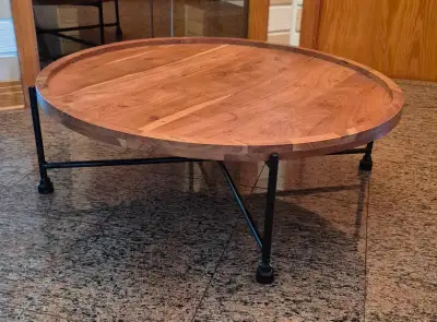 Table basse ronde Chic et moderne Parfaite condition Dessus en vrai bois Pattes en metal Diametre 89...