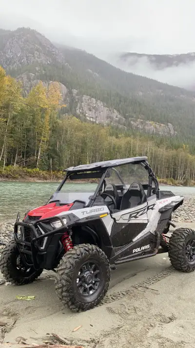 2021 rzr turbo xp 2300kms 100hrs Front bumper, sound bar, rock guards, half front windshield, full b...