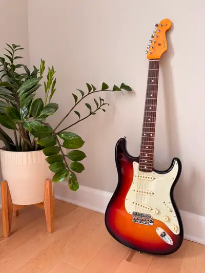Fender AVRI 62 Stratocaster, View more
