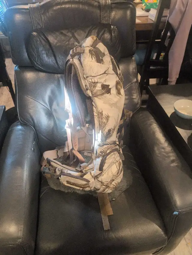 Badlands 2200 hunting or hiking backpack in Bags & Luggage in St. Catharines - Image 7