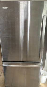 Montreal, Réfrigérateur stainless congélateur en bas Whirpool 
