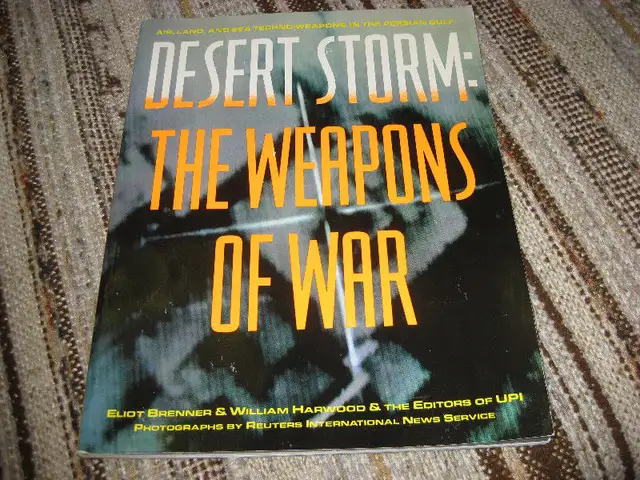 VHS DE GUERRE ET LIVRES SUR LA GUERRE - VINTAGE in Arts & Collectibles in Laval / North Shore - Image 10
