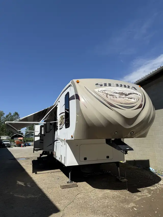 2013 Sierra- all season, 36 ft fifth wheel RV (home on wheels) in RVs & Motorhomes in Richmond - Image 2