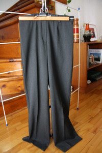 Pantalons pour dame.  1 gris foncé, 1 marine. 5$ chaque.