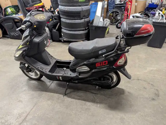 GIO Electric Scooter in Scooters & Pocket Bikes in Mississauga / Peel Region - Image 2