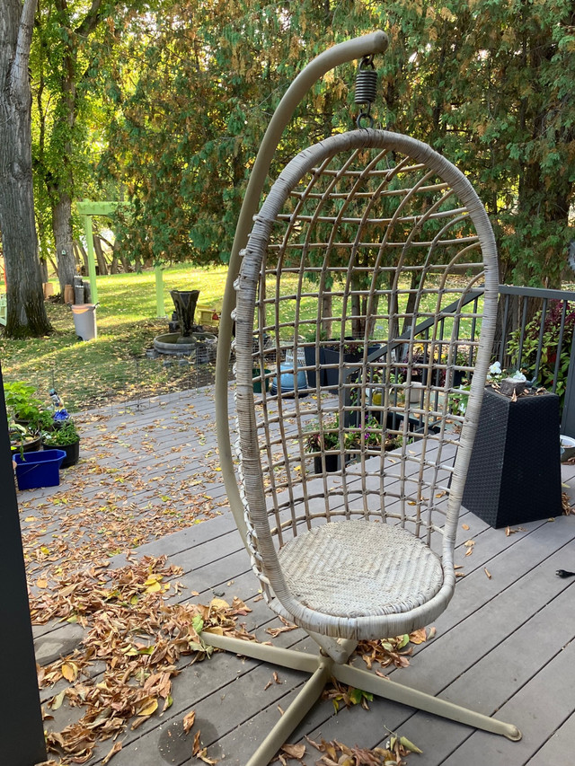 Vintage wicker basket chair  dans Chaises, Fauteuils inclinables  à Medicine Hat - Image 2