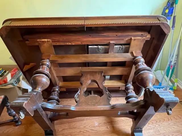 Solid Walnut Dining Room Table in Dining Tables & Sets in Oakville / Halton Region - Image 4