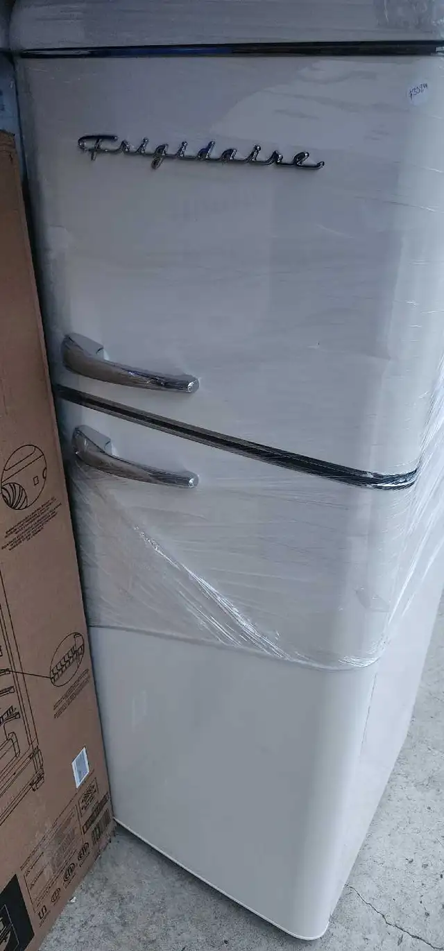 RETRO (CREAM) FRIDGIDAIRE 7.5 cu.ft. REFRIGERATORS in Refrigerators in Markham / York Region - Image 3