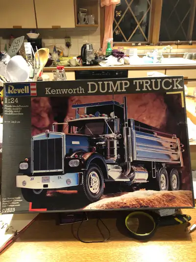 Rare Vintage Unbuilt 1994 issue Kenworth dump truck plastic model kit—( item 07523 ). 1/24 scale— ce...