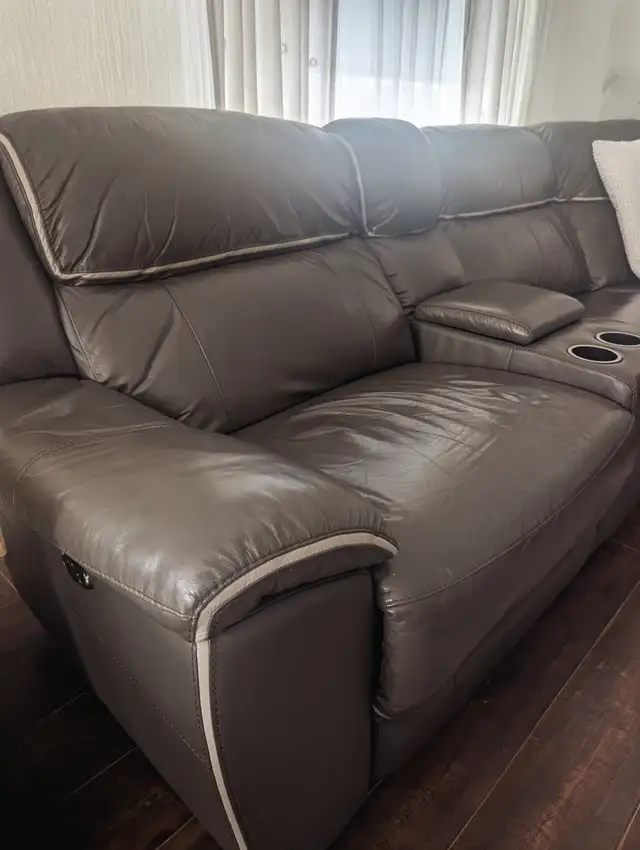 6 PC GENUINE LEATHER SECTIONAL EXCELLENT CONDITION in Couches & Futons in Summerside - Image 2