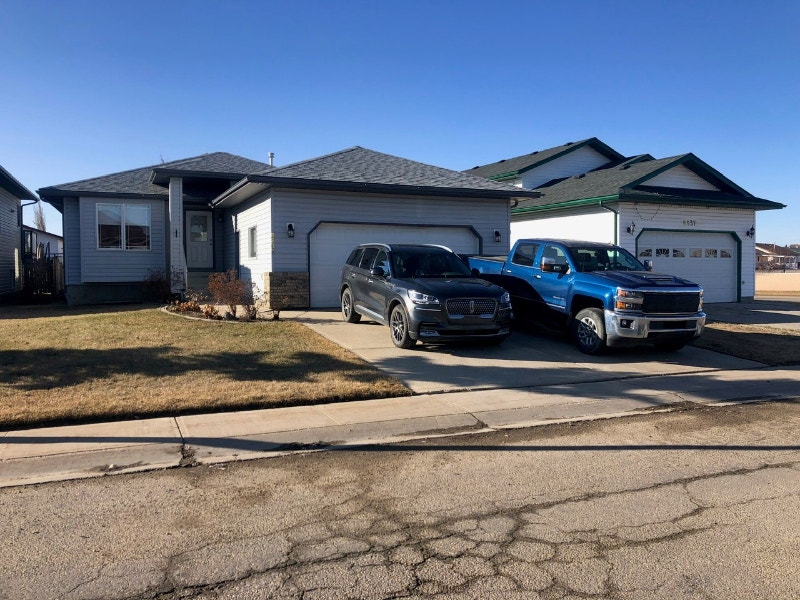 5 Bedroom and 3 Bathroom Double Car Garage in Crystal Heights Long