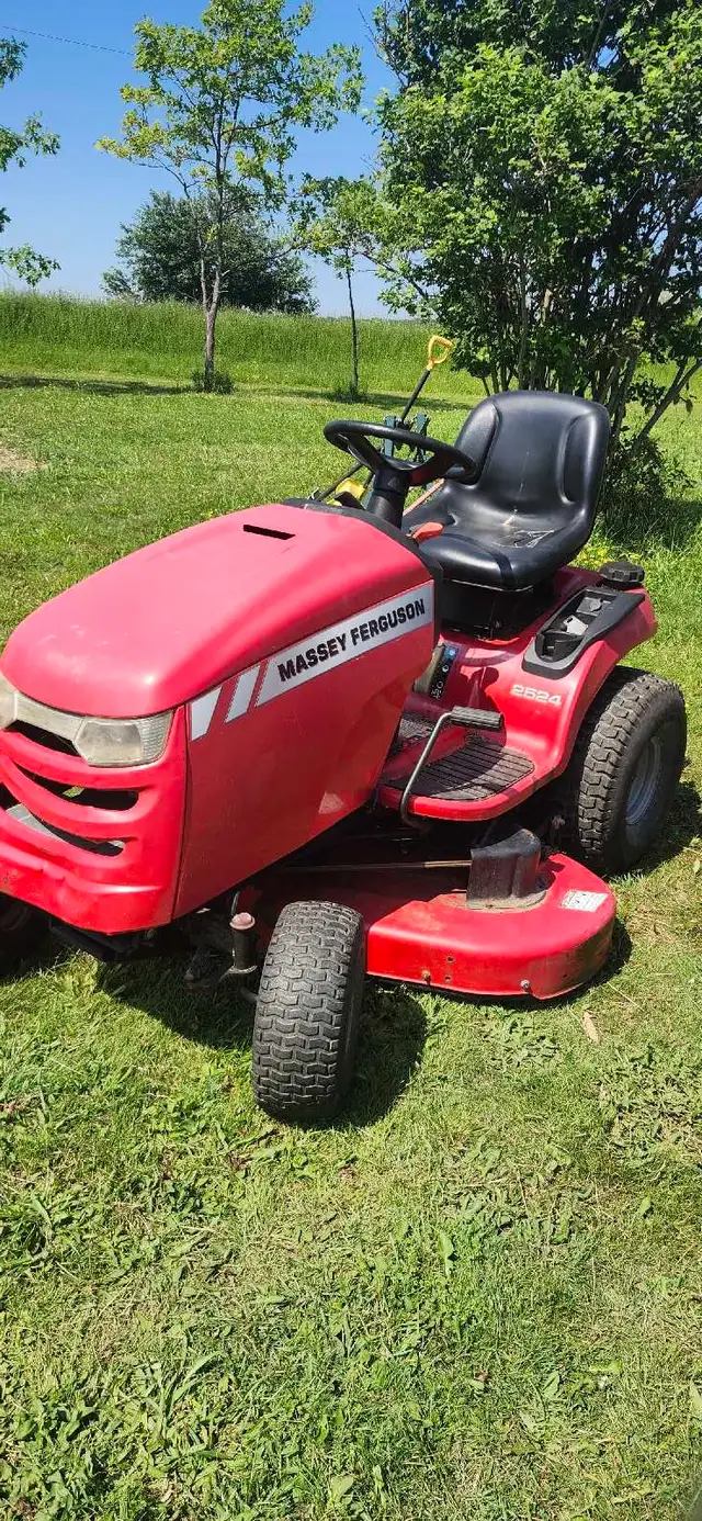 Massey ferguson lawn tractor in Lawnmowers & Leaf Blowers in Kitchener / Waterloo - Image 2