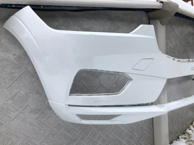 Volvo XC60 2019 bumper OEM dans Pièces de carrosserie  à Sherbrooke - Image 3